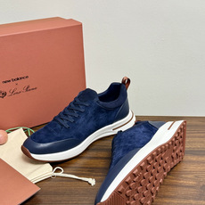 New Balance × Loro Piana 联名版休闲运动鞋,鞋面麂皮 + 皮革拼接,白色中底,焦糖色外底和后跟拉 New Balance × Loro Piana 联名版休闲运动鞋,鞋面麂皮 + 皮革拼接,白色中底,焦糖色外底和后跟拉