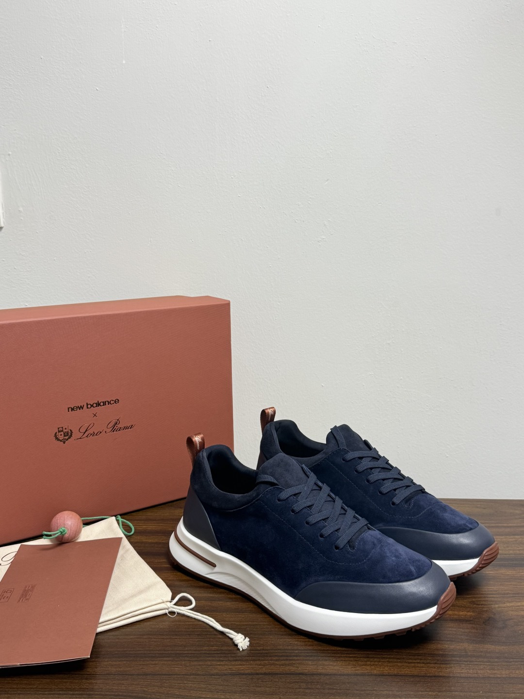 New Balance × Loro Piana 联名版休闲运动鞋，鞋面麂皮 + 皮革拼接，白色中底，焦糖色外底和后跟拉