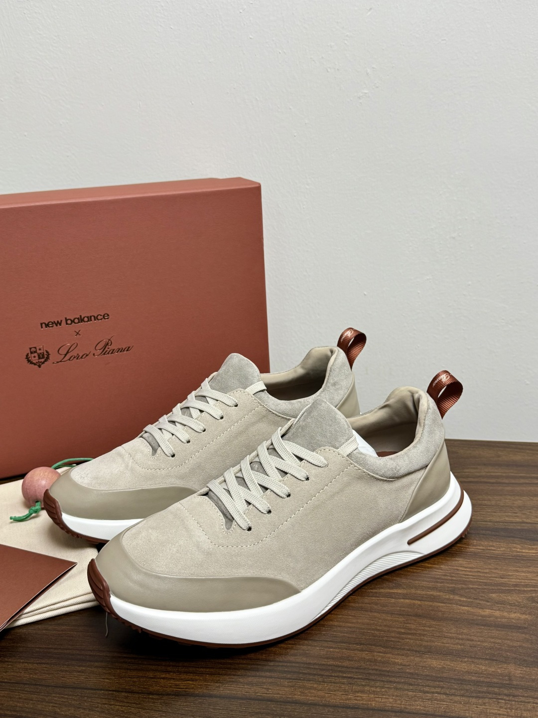 New Balance × Loro Piana 联名版休闲运动鞋，鞋面麂皮 + 皮革拼接，白色中底，焦糖色外底和后跟拉