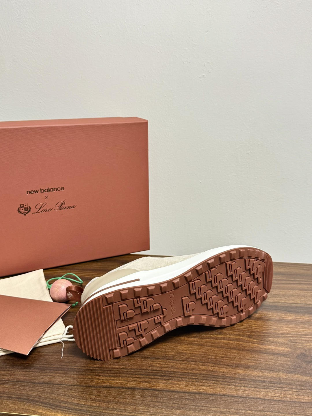 New Balance × Loro Piana 联名版休闲运动鞋，鞋面麂皮 + 皮革拼接，白色中底，焦糖色外底和后跟拉