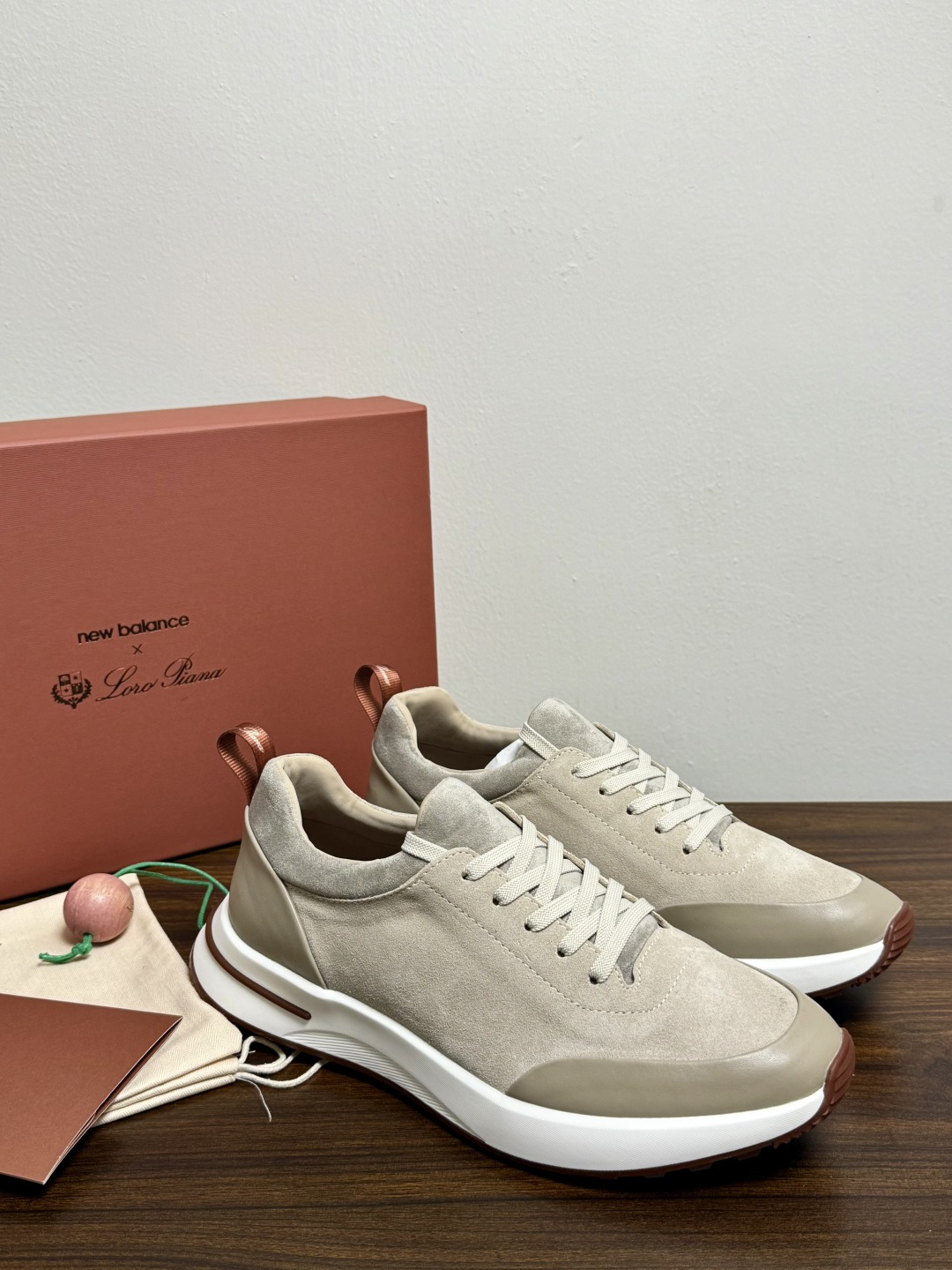 New Balance × Loro Piana 联名版休闲运动鞋，鞋面麂皮 + 皮革拼接，白色中底，焦糖色外底和后跟拉