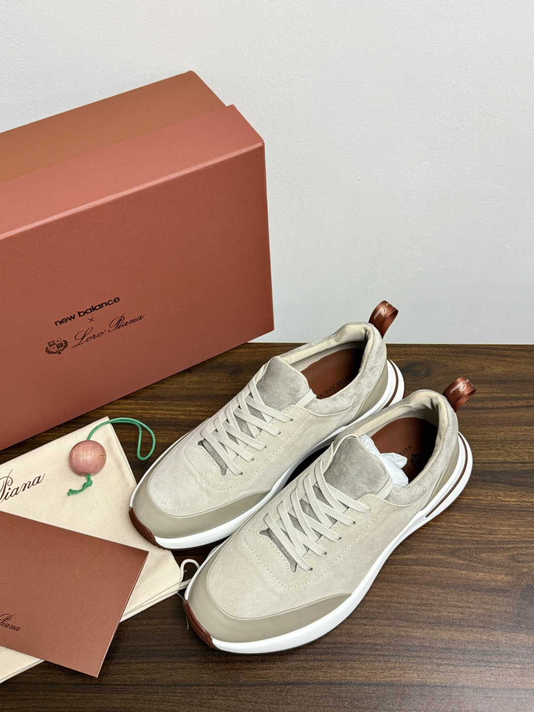 New Balance × Loro Piana 联名版休闲运动鞋，鞋面麂皮 + 皮革拼接，白色中底，焦糖色外底和后跟拉