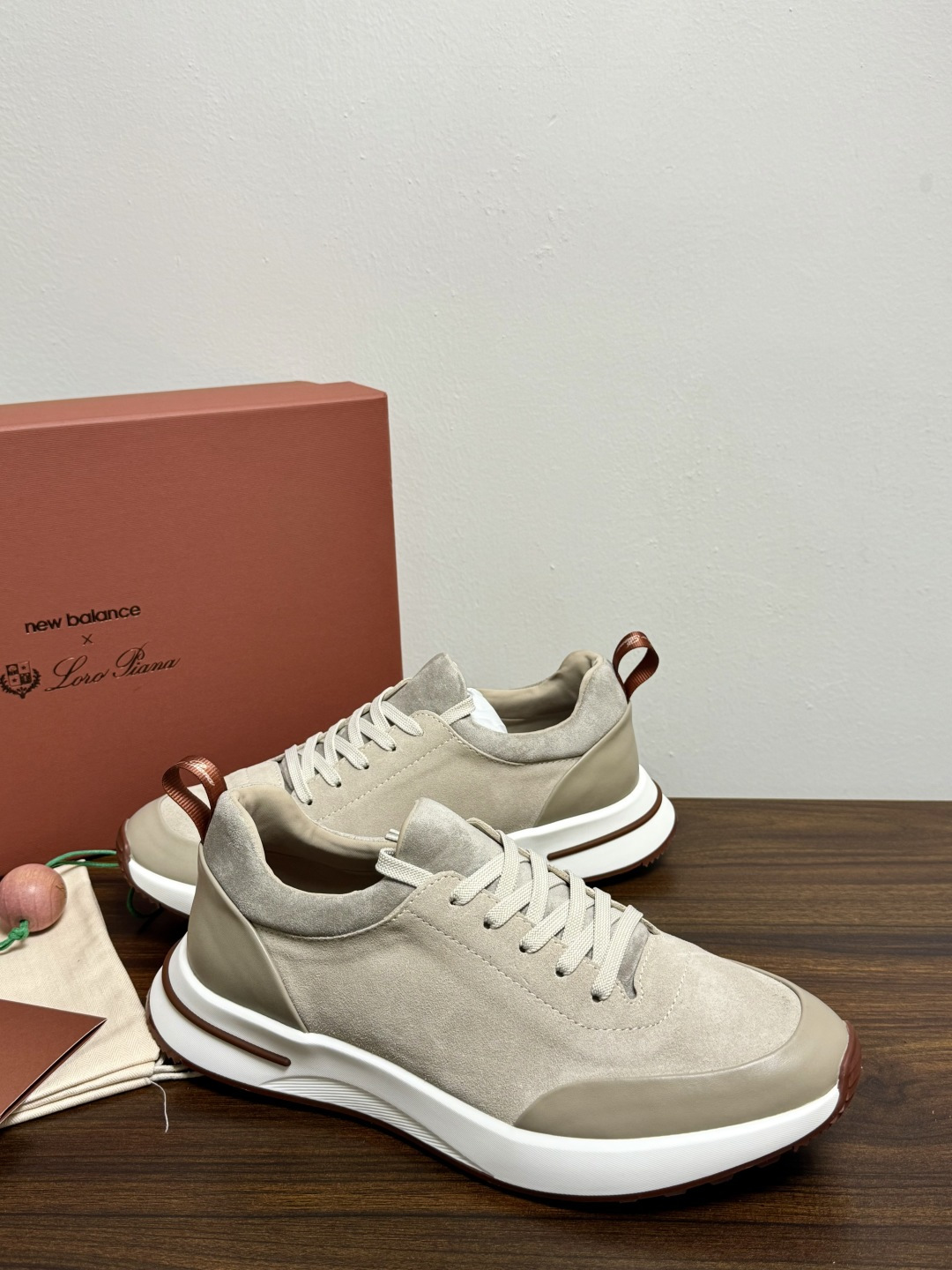 New Balance × Loro Piana 联名版休闲运动鞋，鞋面麂皮 + 皮革拼接，白色中底，焦糖色外底和后跟拉