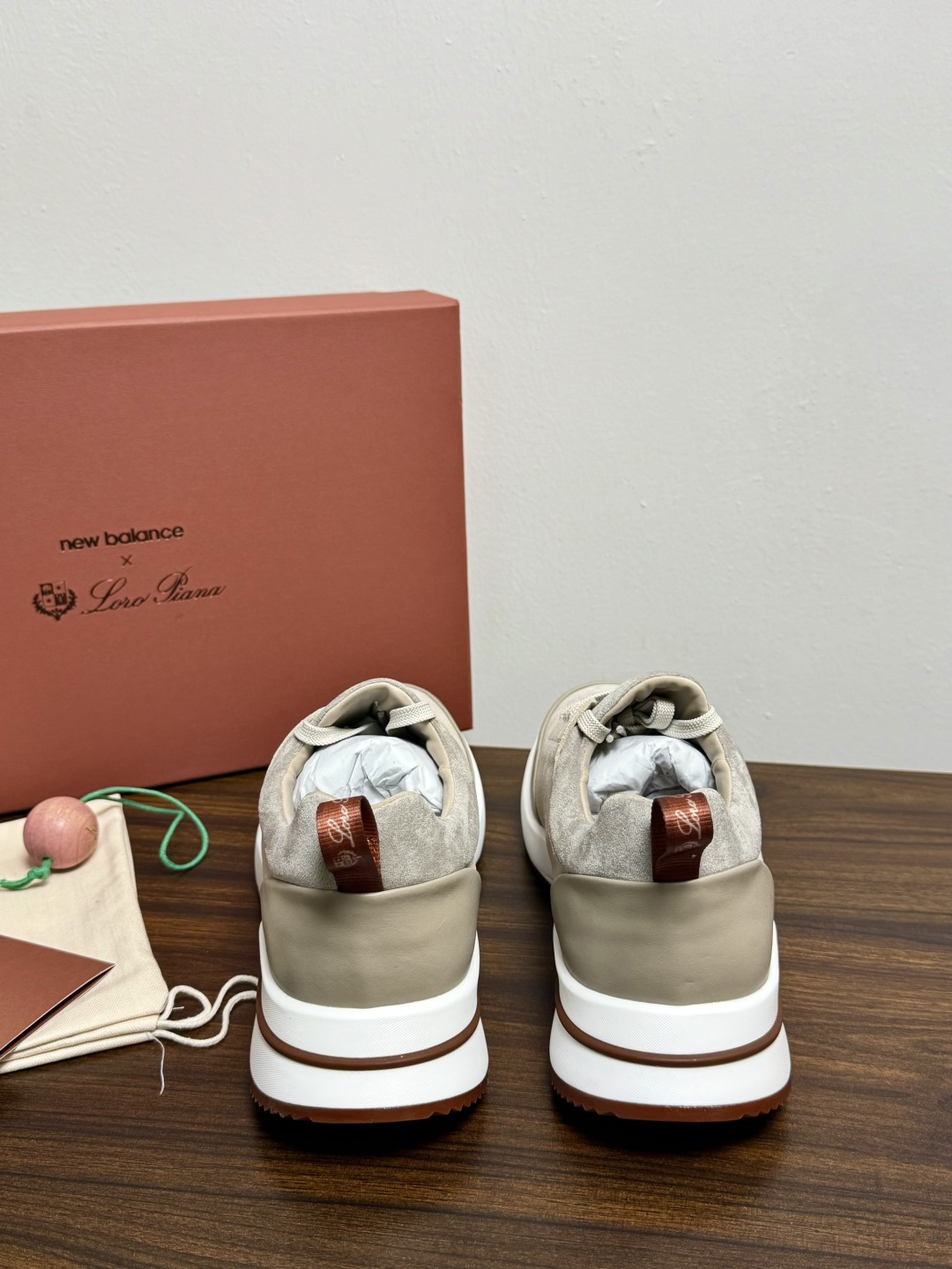 New Balance × Loro Piana 联名版休闲运动鞋，鞋面麂皮 + 皮革拼接，白色中底，焦糖色外底和后跟拉