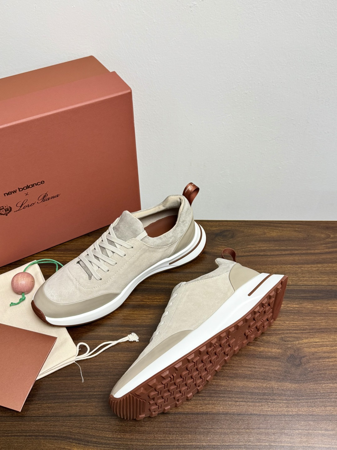 New Balance × Loro Piana 联名版休闲运动鞋，鞋面麂皮 + 皮革拼接，白色中底，焦糖色外底和后跟拉