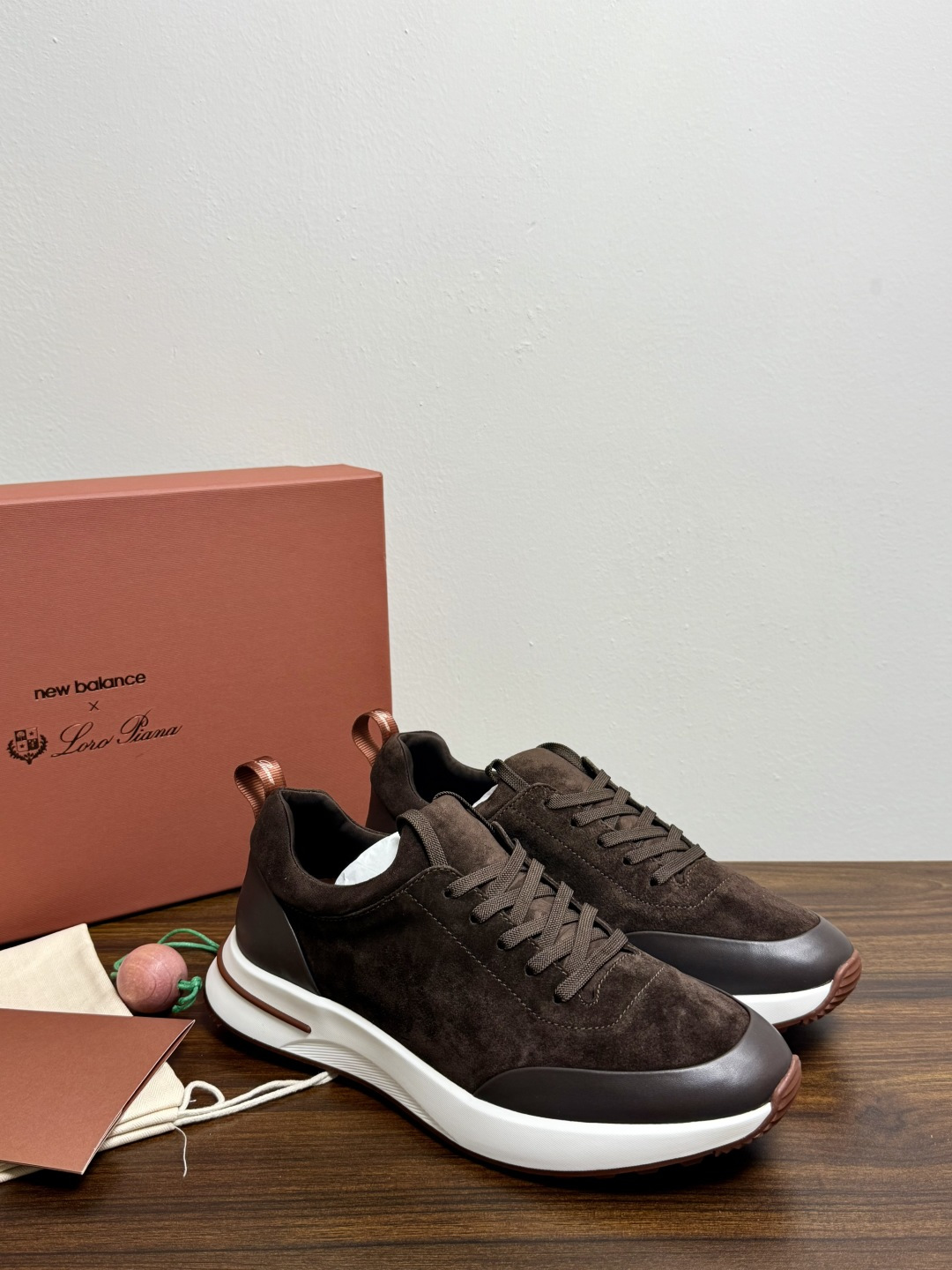 New Balance × Loro Piana 联名版休闲运动鞋，鞋面麂皮 + 皮革拼接，白色中底，焦糖色外底和后跟拉