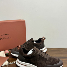 New Balance × Loro Piana 联名版休闲运动鞋,鞋面麂皮 + 皮革拼接,白色中底,焦糖色外底和后跟拉 New Balance × Loro Piana 联名版休闲运动鞋,鞋面麂皮 + 皮革拼接,白色中底,焦糖色外底和后跟拉