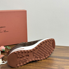 New Balance × Loro Piana 联名版休闲运动鞋,鞋面麂皮 + 皮革拼接,白色中底,焦糖色外底和后跟拉 New Balance × Loro Piana 联名版休闲运动鞋,鞋面麂皮 + 皮革拼接,白色中底,焦糖色外底和后跟拉