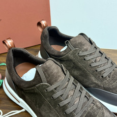 New Balance × Loro Piana 联名版休闲运动鞋,鞋面麂皮 + 皮革拼接,白色中底,焦糖色外底和后跟拉 New Balance × Loro Piana 联名版休闲运动鞋,鞋面麂皮 + 皮革拼接,白色中底,焦糖色外底和后跟拉