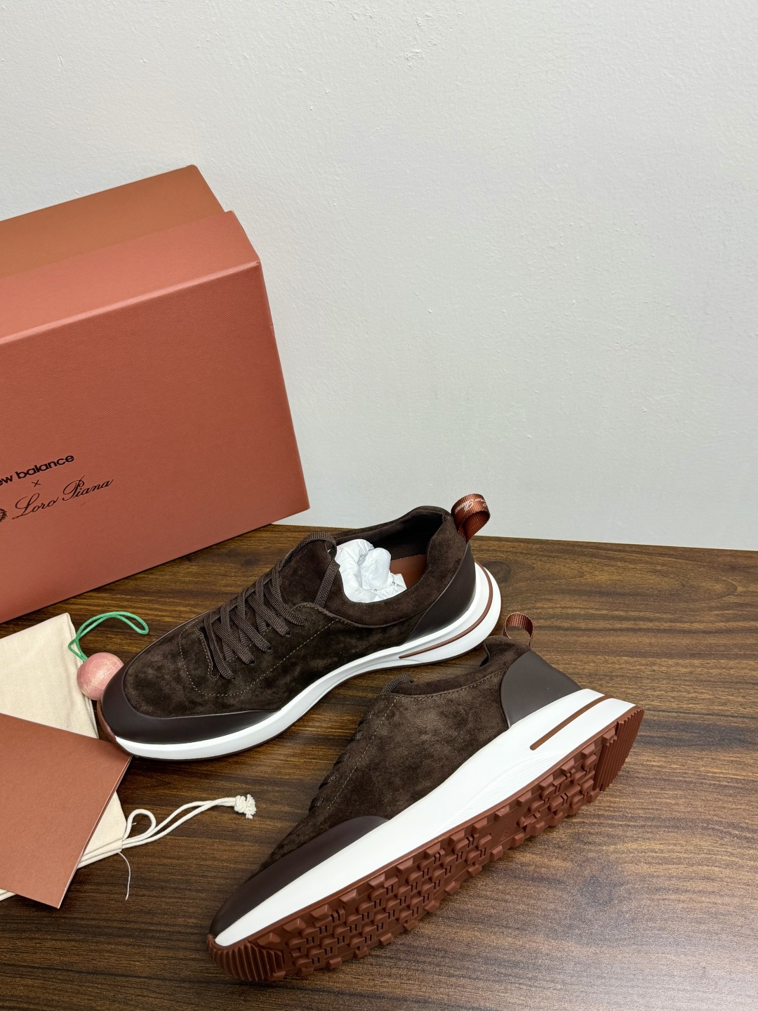 New Balance × Loro Piana 联名版休闲运动鞋,鞋面麂皮 + 皮革拼接,白色中底,焦糖色外底和后跟拉 New Balance × Loro Piana 联名版休闲运动鞋,鞋面麂皮 + 皮革拼接,白色中底,焦糖色外底和后跟拉
