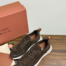 New Balance × Loro Piana 联名版休闲运动鞋,鞋面麂皮 + 皮革拼接,白色中底,焦糖色外底和后跟拉 New Balance × Loro Piana 联名版休闲运动鞋,鞋面麂皮 + 皮革拼接,白色中底,焦糖色外底和后跟拉