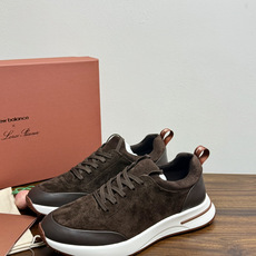 New Balance × Loro Piana 联名版休闲运动鞋,鞋面麂皮 + 皮革拼接,白色中底,焦糖色外底和后跟拉 New Balance × Loro Piana 联名版休闲运动鞋,鞋面麂皮 + 皮革拼接,白色中底,焦糖色外底和后跟拉
