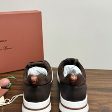 New Balance × Loro Piana 联名版休闲运动鞋,鞋面麂皮 + 皮革拼接,白色中底,焦糖色外底和后跟拉 New Balance × Loro Piana 联名版休闲运动鞋,鞋面麂皮 + 皮革拼接,白色中底,焦糖色外底和后跟拉