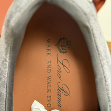 New Balance × Loro Piana 联名版休闲运动鞋,鞋面麂皮 + 皮革拼接,白色中底,焦糖色外底和后跟拉 New Balance × Loro Piana 联名版休闲运动鞋,鞋面麂皮 + 皮革拼接,白色中底,焦糖色外底和后跟拉