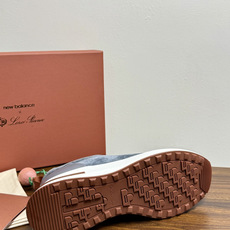 New Balance × Loro Piana 联名版休闲运动鞋,鞋面麂皮 + 皮革拼接,白色中底,焦糖色外底和后跟拉 New Balance × Loro Piana 联名版休闲运动鞋,鞋面麂皮 + 皮革拼接,白色中底,焦糖色外底和后跟拉