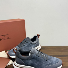 New Balance × Loro Piana 联名版休闲运动鞋,鞋面麂皮 + 皮革拼接,白色中底,焦糖色外底和后跟拉 New Balance × Loro Piana 联名版休闲运动鞋,鞋面麂皮 + 皮革拼接,白色中底,焦糖色外底和后跟拉