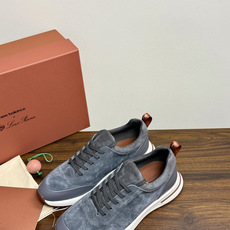 New Balance × Loro Piana 联名版休闲运动鞋,鞋面麂皮 + 皮革拼接,白色中底,焦糖色外底和后跟拉 New Balance × Loro Piana 联名版休闲运动鞋,鞋面麂皮 + 皮革拼接,白色中底,焦糖色外底和后跟拉