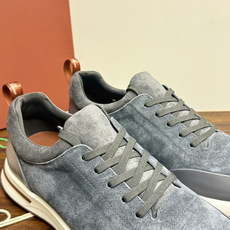 New Balance × Loro Piana 联名版休闲运动鞋,鞋面麂皮 + 皮革拼接,白色中底,焦糖色外底和后跟拉 New Balance × Loro Piana 联名版休闲运动鞋,鞋面麂皮 + 皮革拼接,白色中底,焦糖色外底和后跟拉