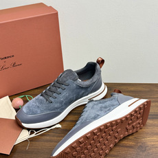 New Balance × Loro Piana 联名版休闲运动鞋,鞋面麂皮 + 皮革拼接,白色中底,焦糖色外底和后跟拉 New Balance × Loro Piana 联名版休闲运动鞋,鞋面麂皮 + 皮革拼接,白色中底,焦糖色外底和后跟拉