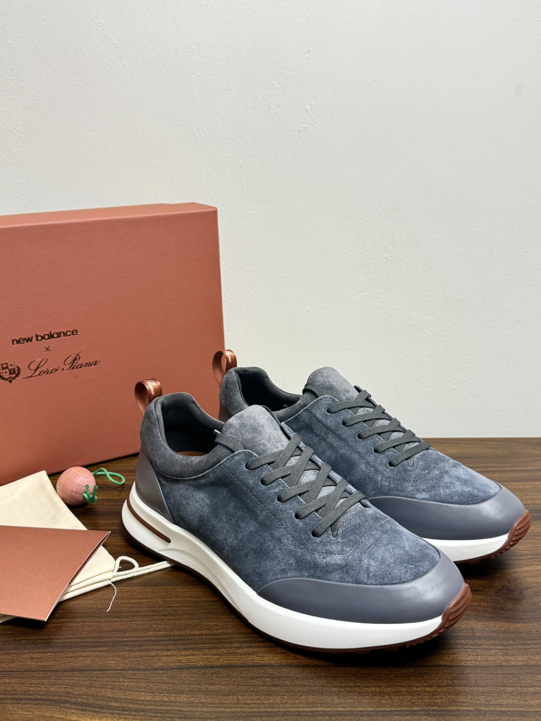 New Balance × Loro Piana 联名版休闲运动鞋，鞋面麂皮 + 皮革拼接，白色中底，焦糖色外底和后跟拉