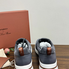 New Balance × Loro Piana 联名版休闲运动鞋,鞋面麂皮 + 皮革拼接,白色中底,焦糖色外底和后跟拉 New Balance × Loro Piana 联名版休闲运动鞋,鞋面麂皮 + 皮革拼接,白色中底,焦糖色外底和后跟拉