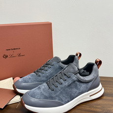 New Balance × Loro Piana 联名版休闲运动鞋,鞋面麂皮 + 皮革拼接,白色中底,焦糖色外底和后跟拉 New Balance × Loro Piana 联名版休闲运动鞋,鞋面麂皮 + 皮革拼接,白色中底,焦糖色外底和后跟拉