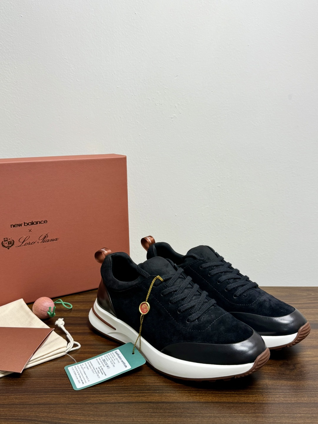 New Balance × Loro Piana 联名版休闲运动鞋，鞋面麂皮 + 皮革拼接，白色中底，焦糖色外底和后跟拉