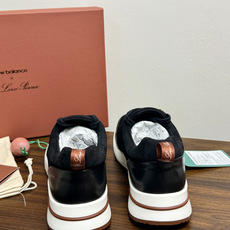 New Balance × Loro Piana 联名版休闲运动鞋,鞋面麂皮 + 皮革拼接,白色中底,焦糖色外底和后跟拉 New Balance × Loro Piana 联名版休闲运动鞋,鞋面麂皮 + 皮革拼接,白色中底,焦糖色外底和后跟拉