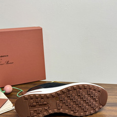 New Balance × Loro Piana 联名版休闲运动鞋,鞋面麂皮 + 皮革拼接,白色中底,焦糖色外底和后跟拉 New Balance × Loro Piana 联名版休闲运动鞋,鞋面麂皮 + 皮革拼接,白色中底,焦糖色外底和后跟拉