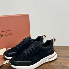 New Balance × Loro Piana 联名版休闲运动鞋,鞋面麂皮 + 皮革拼接,白色中底,焦糖色外底和后跟拉 New Balance × Loro Piana 联名版休闲运动鞋,鞋面麂皮 + 皮革拼接,白色中底,焦糖色外底和后跟拉