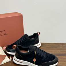 New Balance × Loro Piana 联名版休闲运动鞋,鞋面麂皮 + 皮革拼接,白色中底,焦糖色外底和后跟拉 New Balance × Loro Piana 联名版休闲运动鞋,鞋面麂皮 + 皮革拼接,白色中底,焦糖色外底和后跟拉