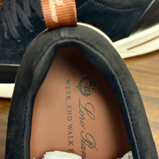 New Balance × Loro Piana 联名版休闲运动鞋,鞋面麂皮 + 皮革拼接,白色中底,焦糖色外底和后跟拉 New Balance × Loro Piana 联名版休闲运动鞋,鞋面麂皮 + 皮革拼接,白色中底,焦糖色外底和后跟拉