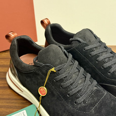 New Balance × Loro Piana 联名版休闲运动鞋,鞋面麂皮 + 皮革拼接,白色中底,焦糖色外底和后跟拉 New Balance × Loro Piana 联名版休闲运动鞋,鞋面麂皮 + 皮革拼接,白色中底,焦糖色外底和后跟拉