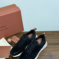 New Balance × Loro Piana 联名版休闲运动鞋,鞋面麂皮 + 皮革拼接,白色中底,焦糖色外底和后跟拉 New Balance × Loro Piana 联名版休闲运动鞋,鞋面麂皮 + 皮革拼接,白色中底,焦糖色外底和后跟拉