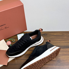 New Balance × Loro Piana 联名版休闲运动鞋,鞋面麂皮 + 皮革拼接,白色中底,焦糖色外底和后跟拉 New Balance × Loro Piana 联名版休闲运动鞋,鞋面麂皮 + 皮革拼接,白色中底,焦糖色外底和后跟拉