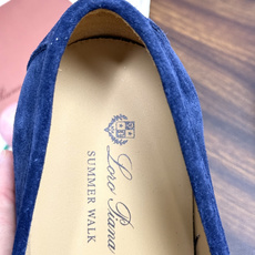 Loro Piana Summer Walk 乐福鞋,意大利产麂皮鞋面 + 焦糖色橡胶底。 这双在 LP男鞋里算最热 Loro Piana Summer Walk 乐福鞋,意大利产麂皮鞋面 + 焦糖色橡胶底。 这双在 LP男鞋里算最热