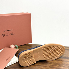 Loro Piana Summer Walk 乐福鞋,意大利产麂皮鞋面 + 焦糖色橡胶底。 这双在 LP男鞋里算最热 Loro Piana Summer Walk 乐福鞋,意大利产麂皮鞋面 + 焦糖色橡胶底。 这双在 LP男鞋里算最热