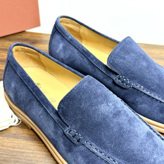 Loro Piana Summer Walk 乐福鞋,意大利产麂皮鞋面 + 焦糖色橡胶底。 这双在 LP男鞋里算最热 Loro Piana Summer Walk 乐福鞋,意大利产麂皮鞋面 + 焦糖色橡胶底。 这双在 LP男鞋里算最热