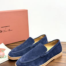 Loro Piana Summer Walk 乐福鞋,意大利产麂皮鞋面 + 焦糖色橡胶底。 这双在 LP男鞋里算最热 Loro Piana Summer Walk 乐福鞋,意大利产麂皮鞋面 + 焦糖色橡胶底。 这双在 LP男鞋里算最热