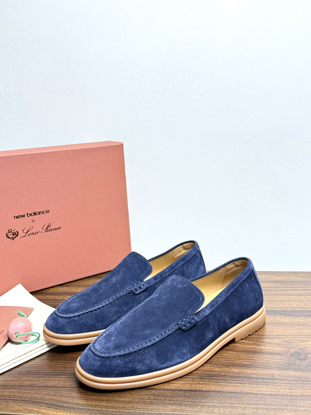 Loro Piana Summer Walk 乐福鞋,意大利产麂皮鞋面 + 焦糖色橡胶底。 这双在 LP男鞋里算最热 Loro Piana Summer Walk 乐福鞋,意大利产麂皮鞋面 + 焦糖色橡胶底。 这双在 LP男鞋里算最热
