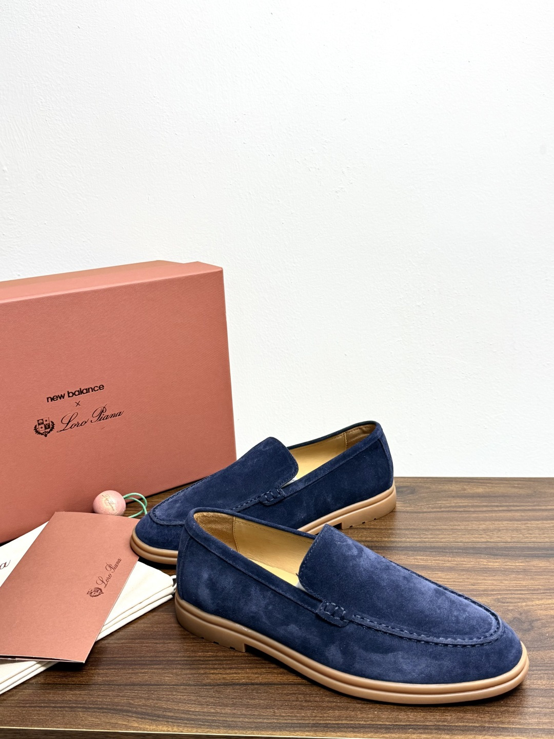 Loro Piana Summer Walk 乐福鞋,意大利产麂皮鞋面 + 焦糖色橡胶底。 这双在 LP男鞋里算最热 Loro Piana Summer Walk 乐福鞋,意大利产麂皮鞋面 + 焦糖色橡胶底。 这双在 LP男鞋里算最热