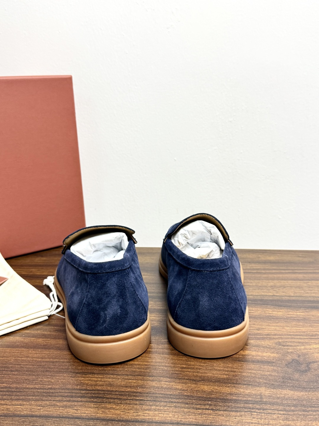 Loro Piana Summer Walk 乐福鞋,意大利产麂皮鞋面 + 焦糖色橡胶底。 这双在 LP男鞋里算最热 Loro Piana Summer Walk 乐福鞋,意大利产麂皮鞋面 + 焦糖色橡胶底。 这双在 LP男鞋里算最热