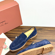 Loro Piana Summer Walk 乐福鞋,意大利产麂皮鞋面 + 焦糖色橡胶底。 这双在 LP男鞋里算最热 Loro Piana Summer Walk 乐福鞋,意大利产麂皮鞋面 + 焦糖色橡胶底。 这双在 LP男鞋里算最热