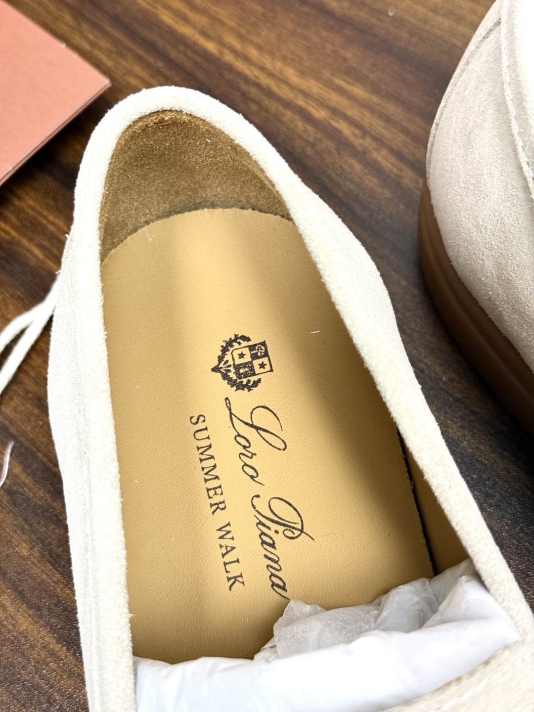 Loro Piana Summer Walk 乐福鞋,意大利产麂皮鞋面 + 焦糖色橡胶底。 这双在 LP男鞋里算最热 Loro Piana Summer Walk 乐福鞋,意大利产麂皮鞋面 + 焦糖色橡胶底。 这双在 LP男鞋里算最热