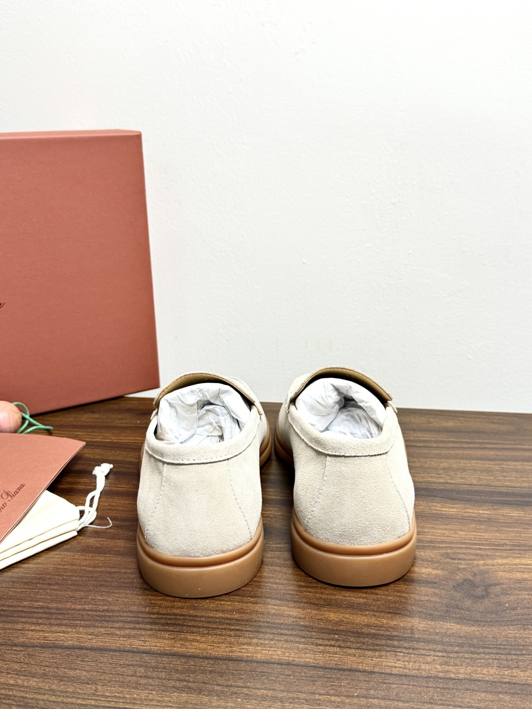 Loro Piana Summer Walk 乐福鞋,意大利产麂皮鞋面 + 焦糖色橡胶底。 这双在 LP男鞋里算最热 Loro Piana Summer Walk 乐福鞋,意大利产麂皮鞋面 + 焦糖色橡胶底。 这双在 LP男鞋里算最热