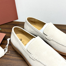 Loro Piana Summer Walk 乐福鞋,意大利产麂皮鞋面 + 焦糖色橡胶底。 这双在 LP男鞋里算最热 Loro Piana Summer Walk 乐福鞋,意大利产麂皮鞋面 + 焦糖色橡胶底。 这双在 LP男鞋里算最热