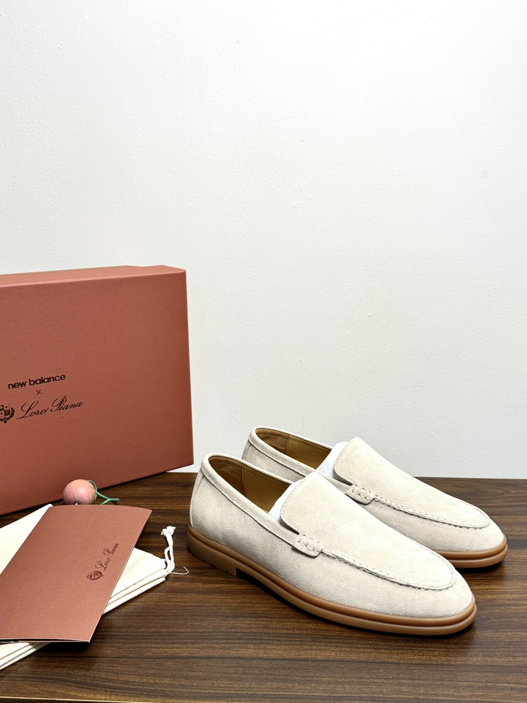 Loro Piana Summer Walk 乐福鞋,意大利产麂皮鞋面 + 焦糖色橡胶底。 这双在 LP男鞋里算最热 Loro Piana Summer Walk 乐福鞋,意大利产麂皮鞋面 + 焦糖色橡胶底。 这双在 LP男鞋里算最热