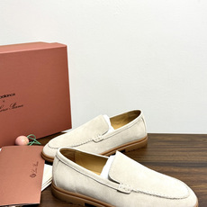 Loro Piana Summer Walk 乐福鞋,意大利产麂皮鞋面 + 焦糖色橡胶底。 这双在 LP男鞋里算最热 Loro Piana Summer Walk 乐福鞋,意大利产麂皮鞋面 + 焦糖色橡胶底。 这双在 LP男鞋里算最热