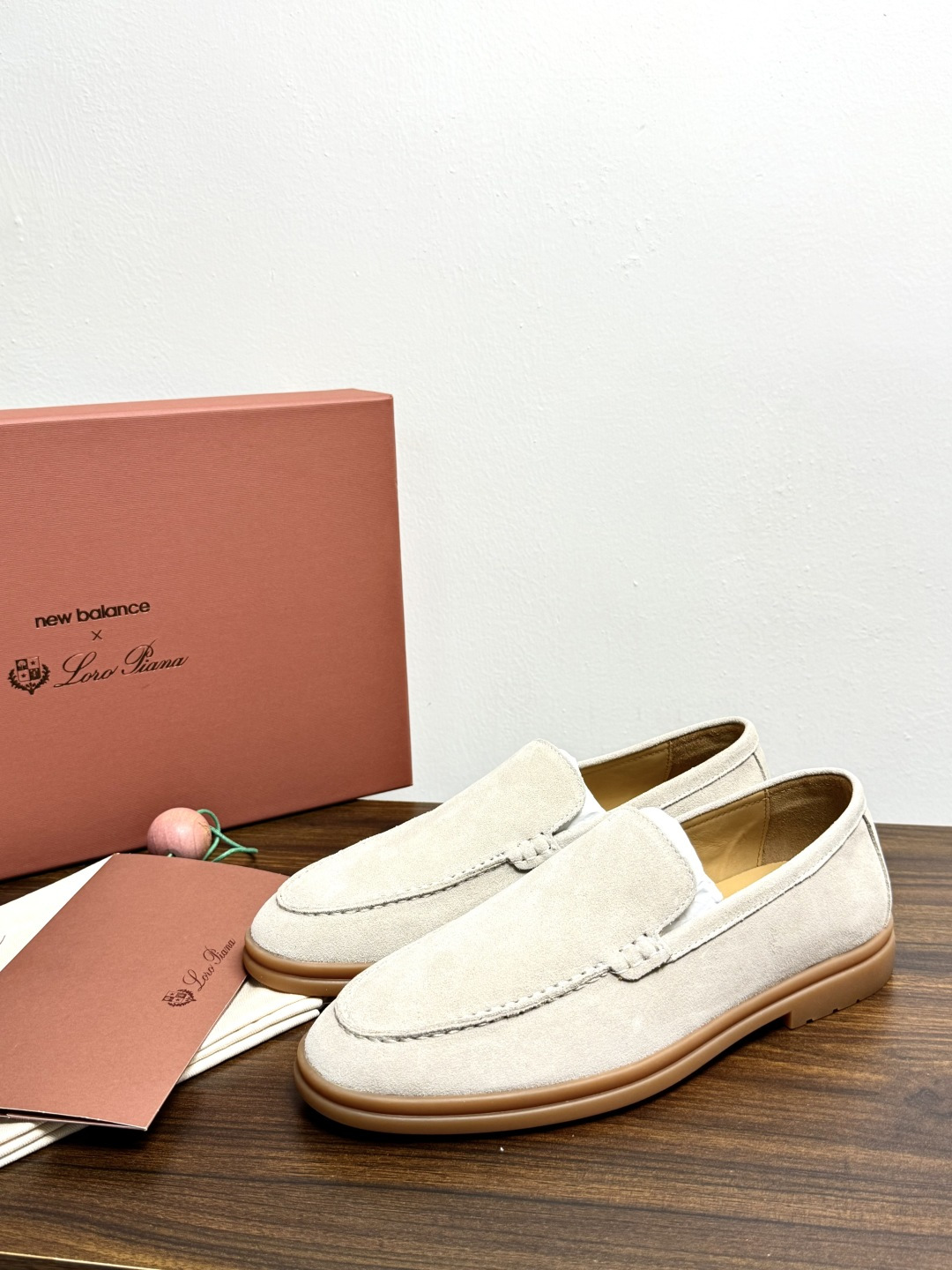 Loro Piana Summer Walk 乐福鞋,意大利产麂皮鞋面 + 焦糖色橡胶底。 这双在 LP男鞋里算最热 Loro Piana Summer Walk 乐福鞋,意大利产麂皮鞋面 + 焦糖色橡胶底。 这双在 LP男鞋里算最热