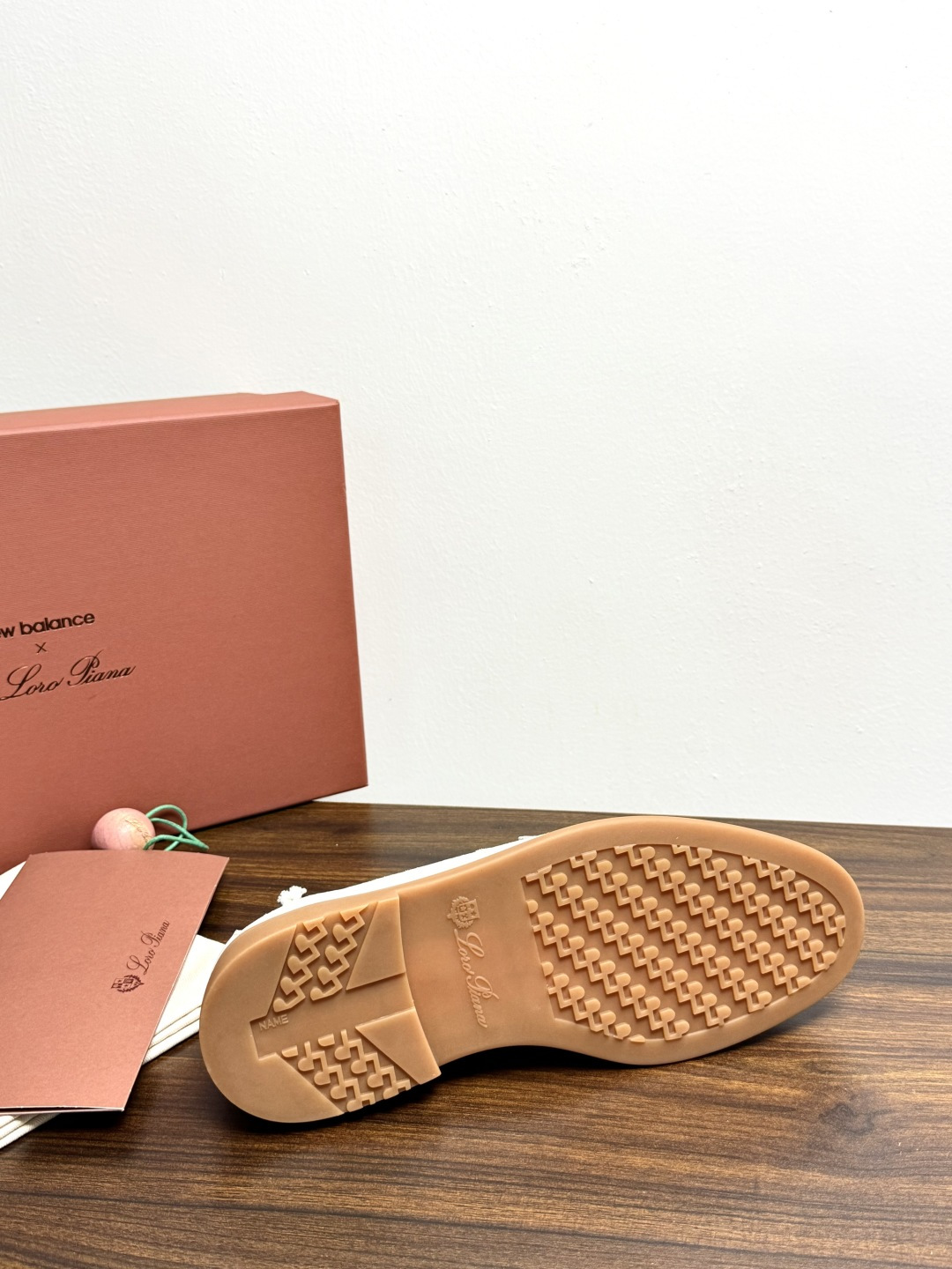 Loro Piana Summer Walk 乐福鞋,意大利产麂皮鞋面 + 焦糖色橡胶底。 这双在 LP男鞋里算最热 Loro Piana Summer Walk 乐福鞋,意大利产麂皮鞋面 + 焦糖色橡胶底。 这双在 LP男鞋里算最热